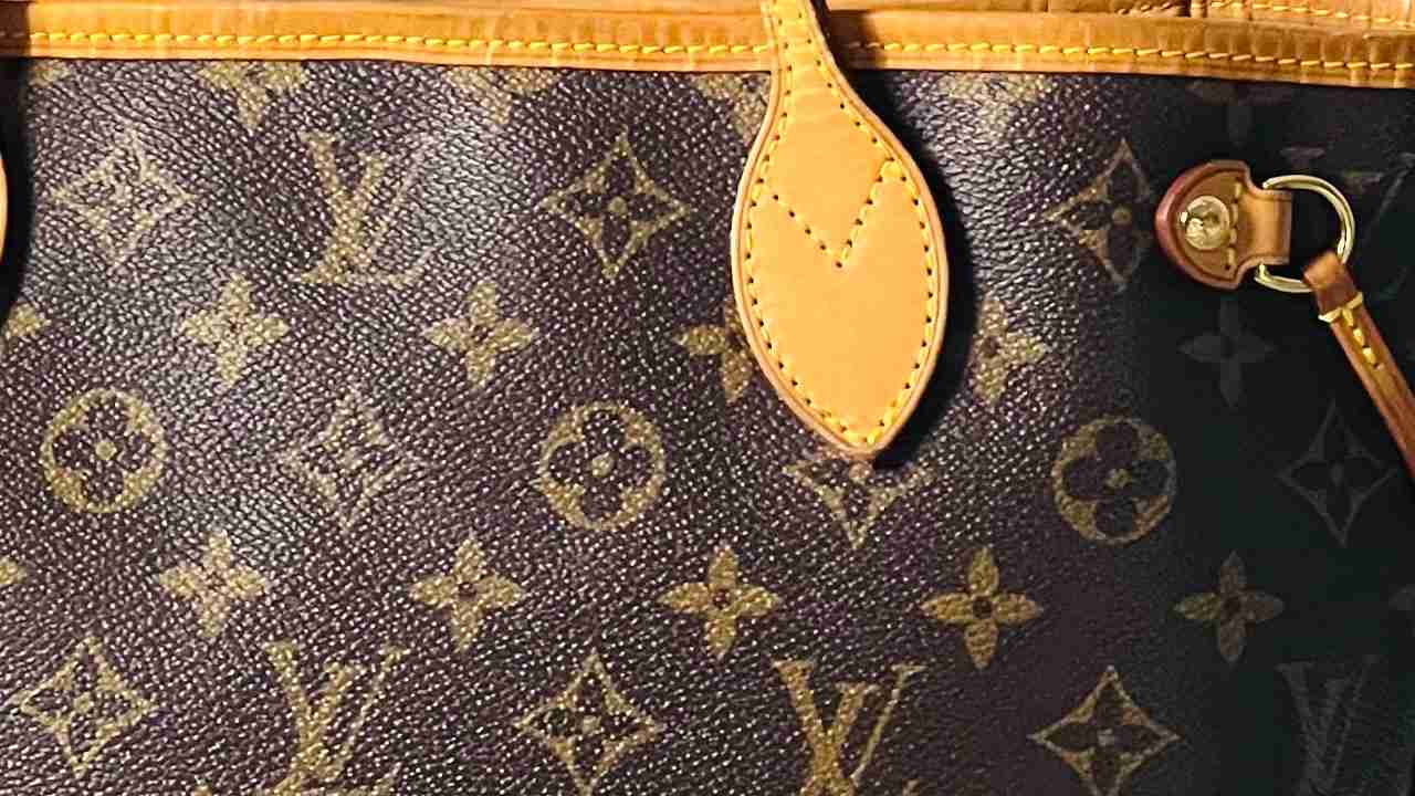 Os desenhos das estampas são milimetricamente posicionados e alinhadas tendo distancias exatas entre eles. Clique na imagem e confira modelos de bolsas Louis Vuitton!