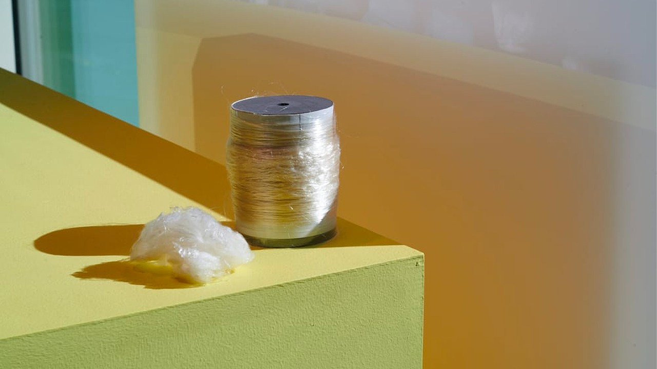 Fibra criada pela Ganni e Rubi feita à base de CO2. Clique na imagem e confira criações da marca dinamarquesa! (Foto: Reprodução/Fashion Network)