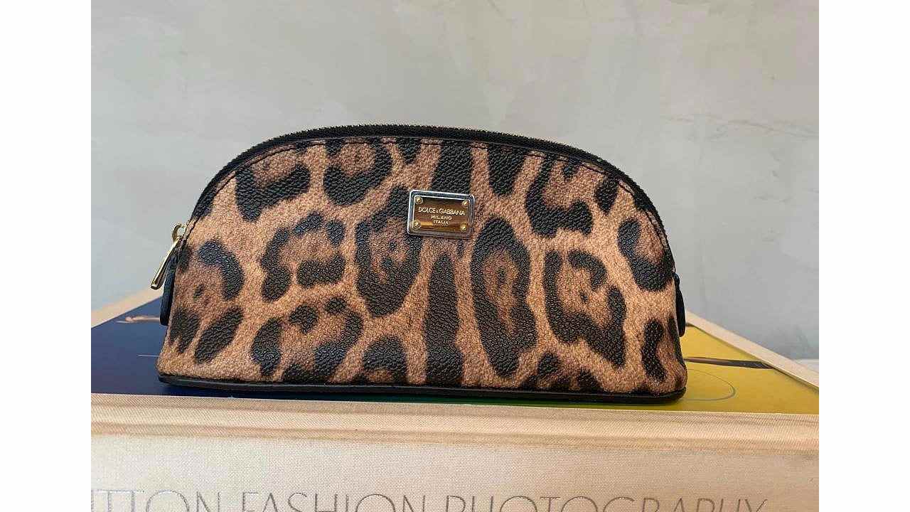 Nécessaire Dolce & Gabbana. Clique na imagem e confira peças similares.