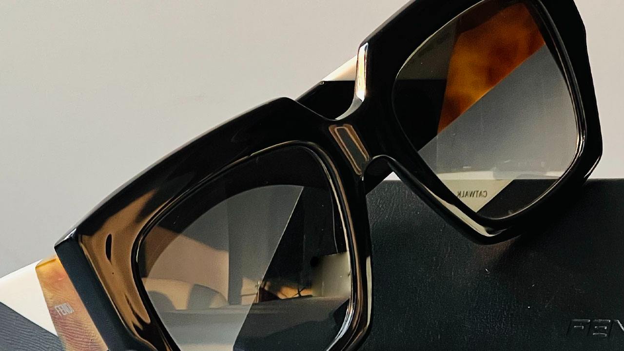 Óculos de Sol Fendi. Clique na imagem e confira peças similares.