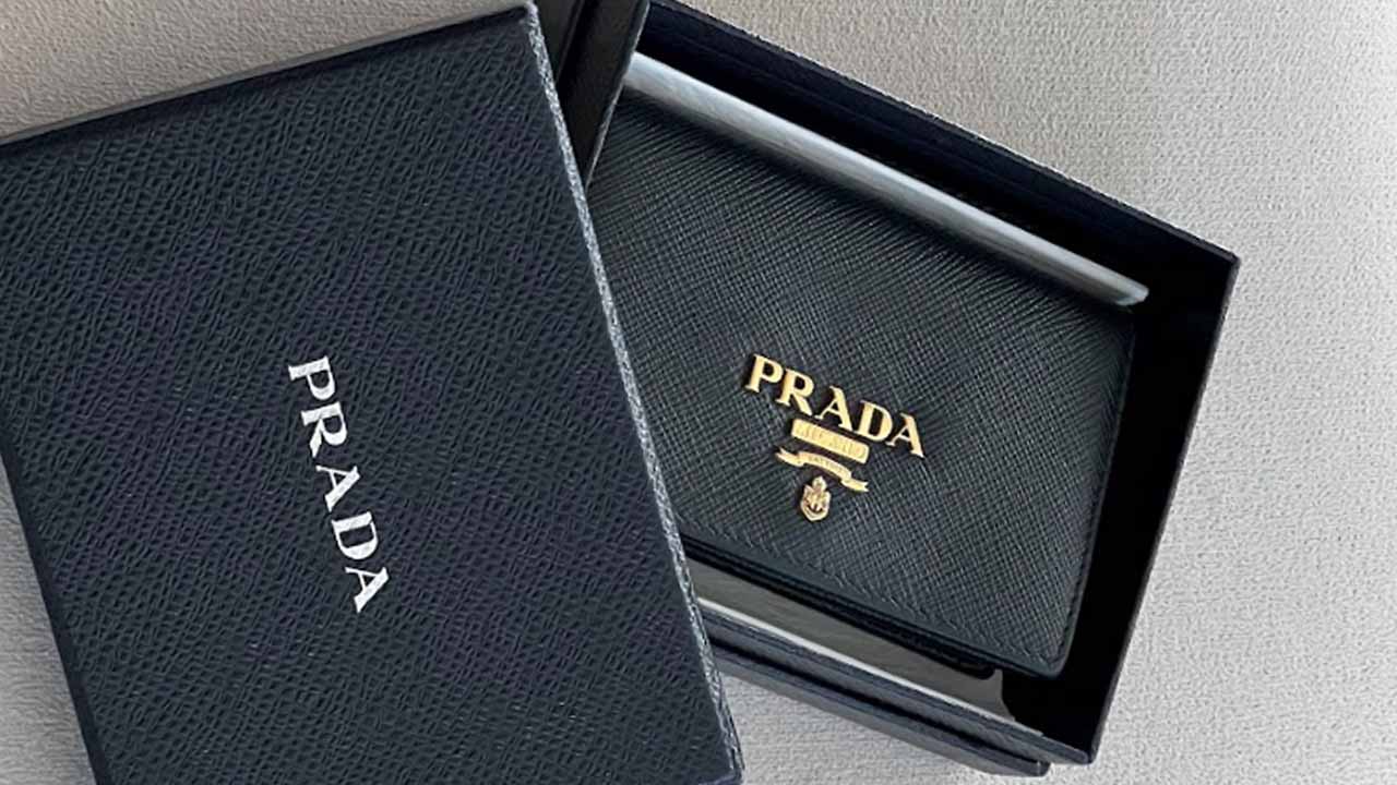 carteira Prada couro saffiano.