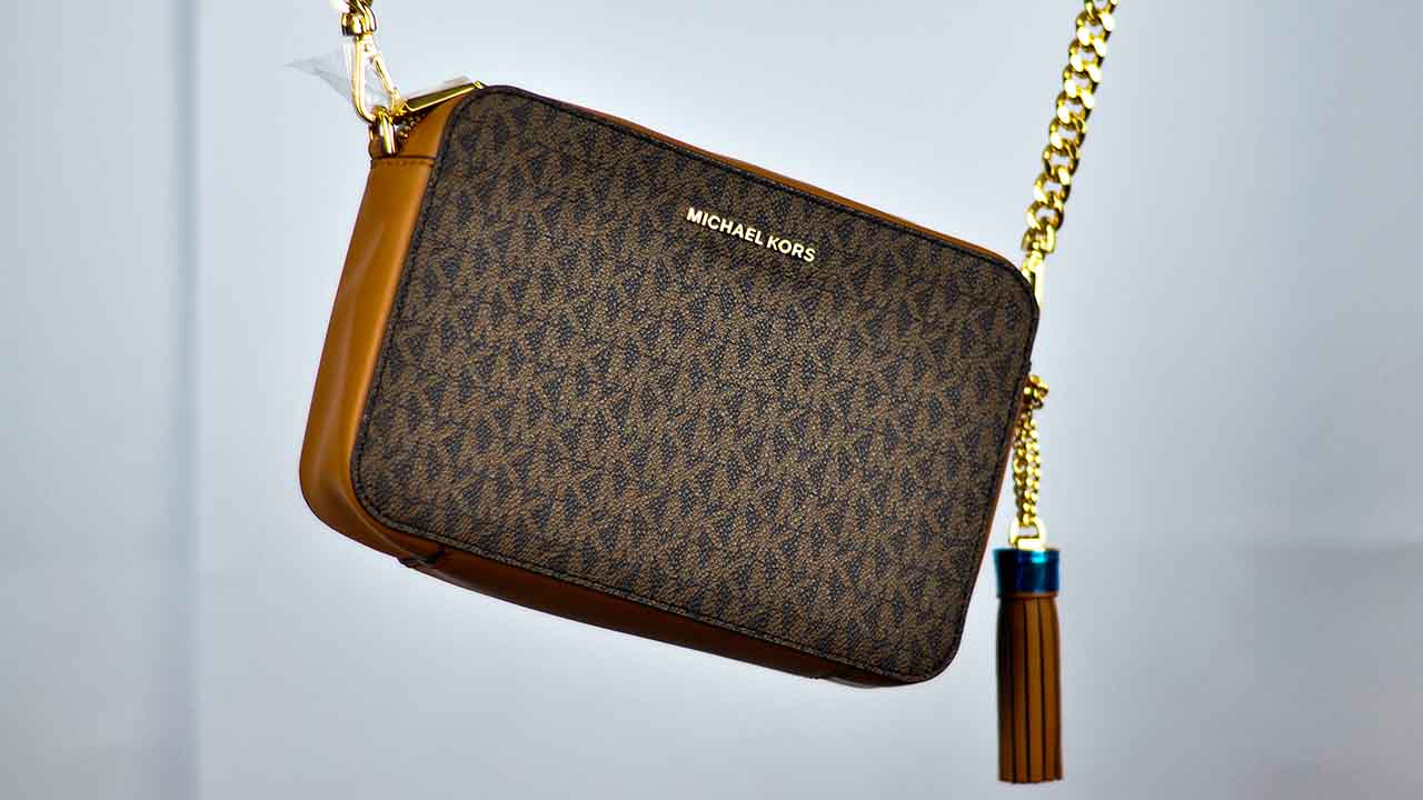 Bolsa Michael Kors marca de luxo americana comprada pelo grupo Tapestry.