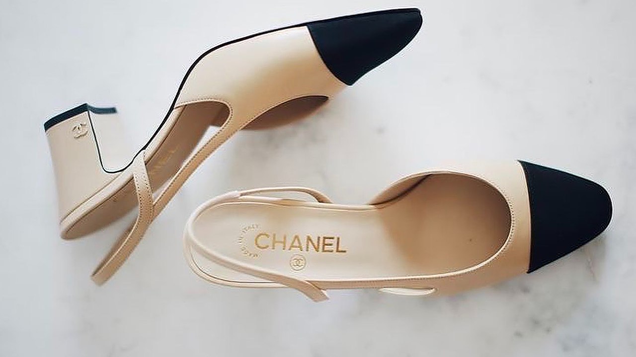 Slingback bicolo Chanel. Clique na imagem e confira mais best sellers que você encontra no Etiqueta Única! (Foto: Reprodução/Instagram @styletalk_)