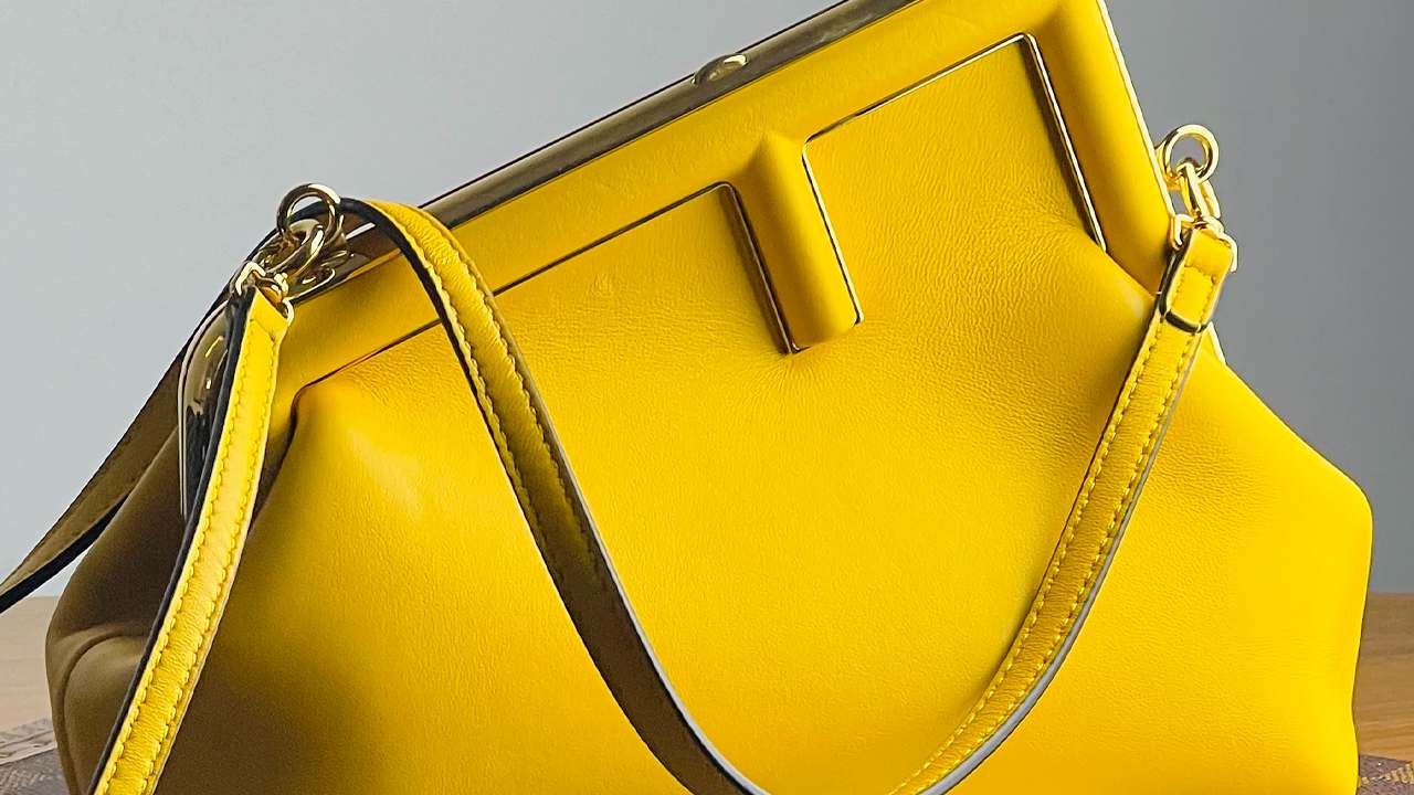 Bolsa Fendi First. Clique na imagem e confira mais modelos de bolsa Fendi na Super Sale!