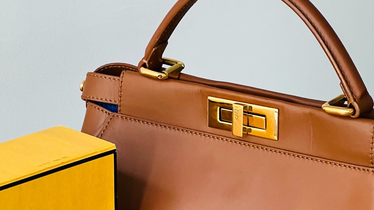 Bolsa Fendi Peekaboo. Clique na imagem e confira modelos de bolsas clássicas para o dia a dia!