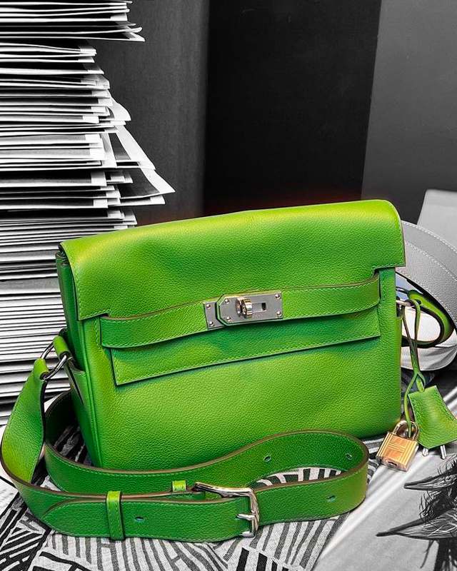 Bolsa Hermès Messenger. Clique na imagem e confira mais modelos da marca! (Foto: Reprodução/Instagram @tgplayingnow)