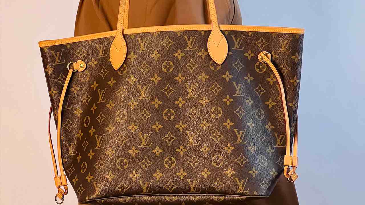 Bolsa Louis Vuitton. Clique na imagem e confira mais modelos de maxi bags na Super Sale!