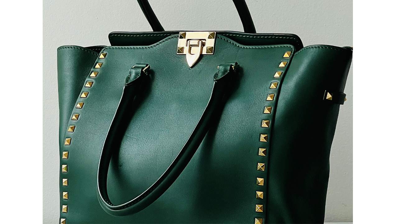 Bolsa Valentino Rockstud Tote. Clique na imagem e confira modelos de Tote Bag no Etiqueta Única!