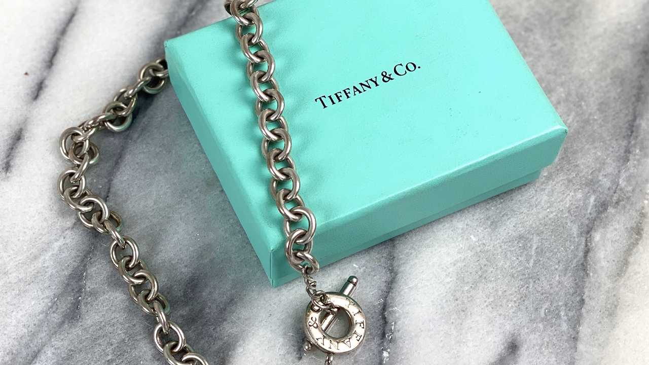 Colar Tiffany & Co. Clique na imagem e confira mais acessórios essenciais para festivais de música!