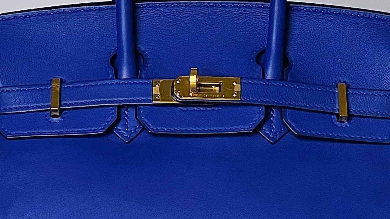 Os fechos de bolsas Hermès nunca devem fazer barulho ou haver alguma dificuldade na hora de abrir. Clique na imagem e confira modelos da marca.