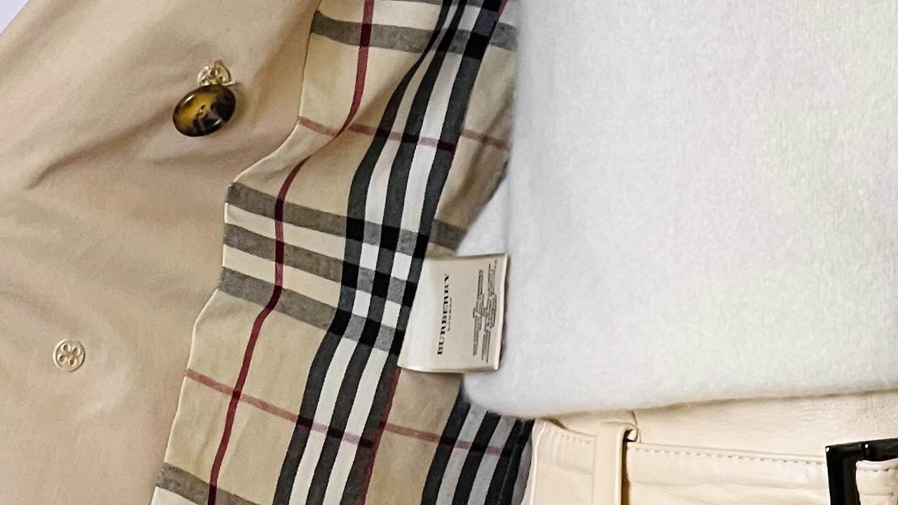 As etiquetas em artigos de verstuário costumam ser de tecido, e devem ser bem costuradas e com a fonte correta e centralizada. Clique na imagem e confira peças da marca!