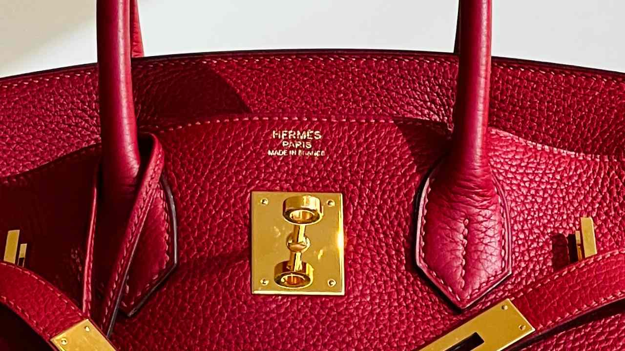 Todas as peças da maison francesa possuem o logo da marca, PARIS e MADE IN FRANCE em relevo no couro. Clique na imagem e confira modelos da marca.