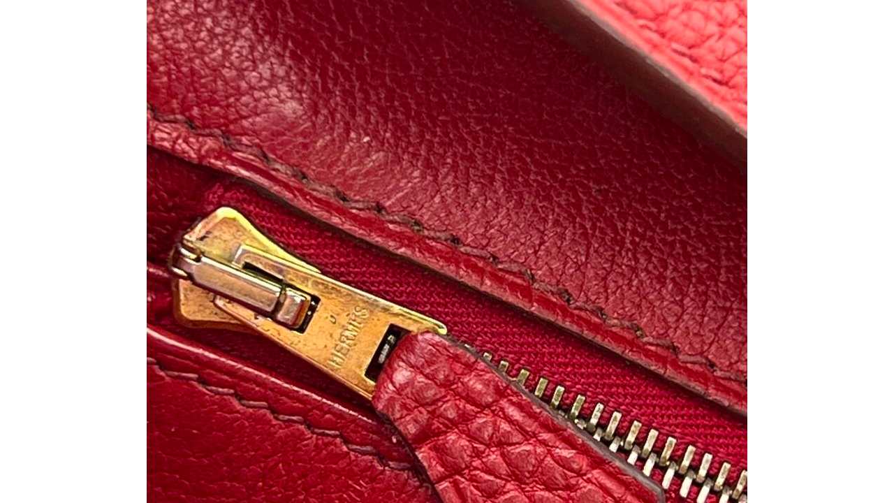Os zíperes de bolsas da grife também apresentam o nome da mesma em relevo. Clique na imagem e confira modelos da marca.