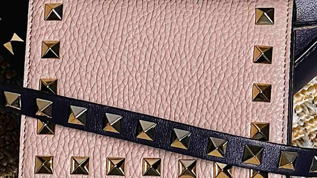 Os rockstuds devem ter formato pirâmide, todos com as mesmas dimensões e igualmente espaçados. Clique na imagem e confira peças da marca!