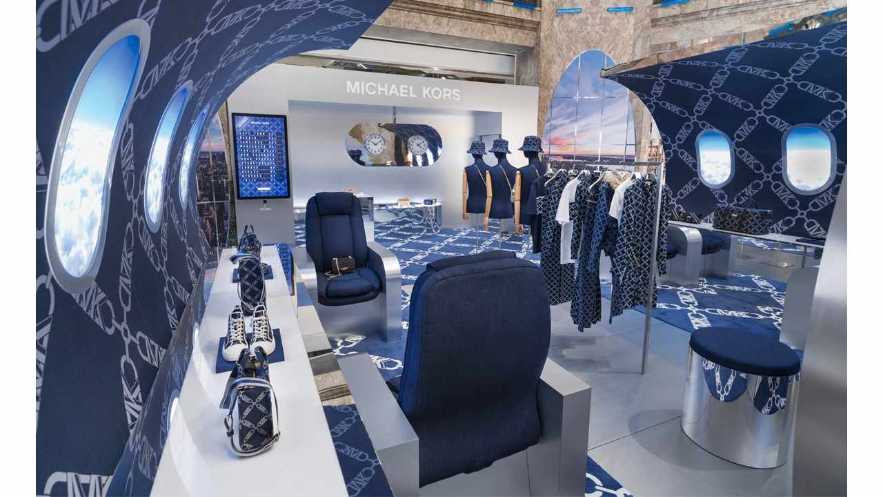 Experiência imersiva da Michael Kors em Paris. Clique na imagem e confira criações da marca! (Foto: Reprodução/Fashion Network)