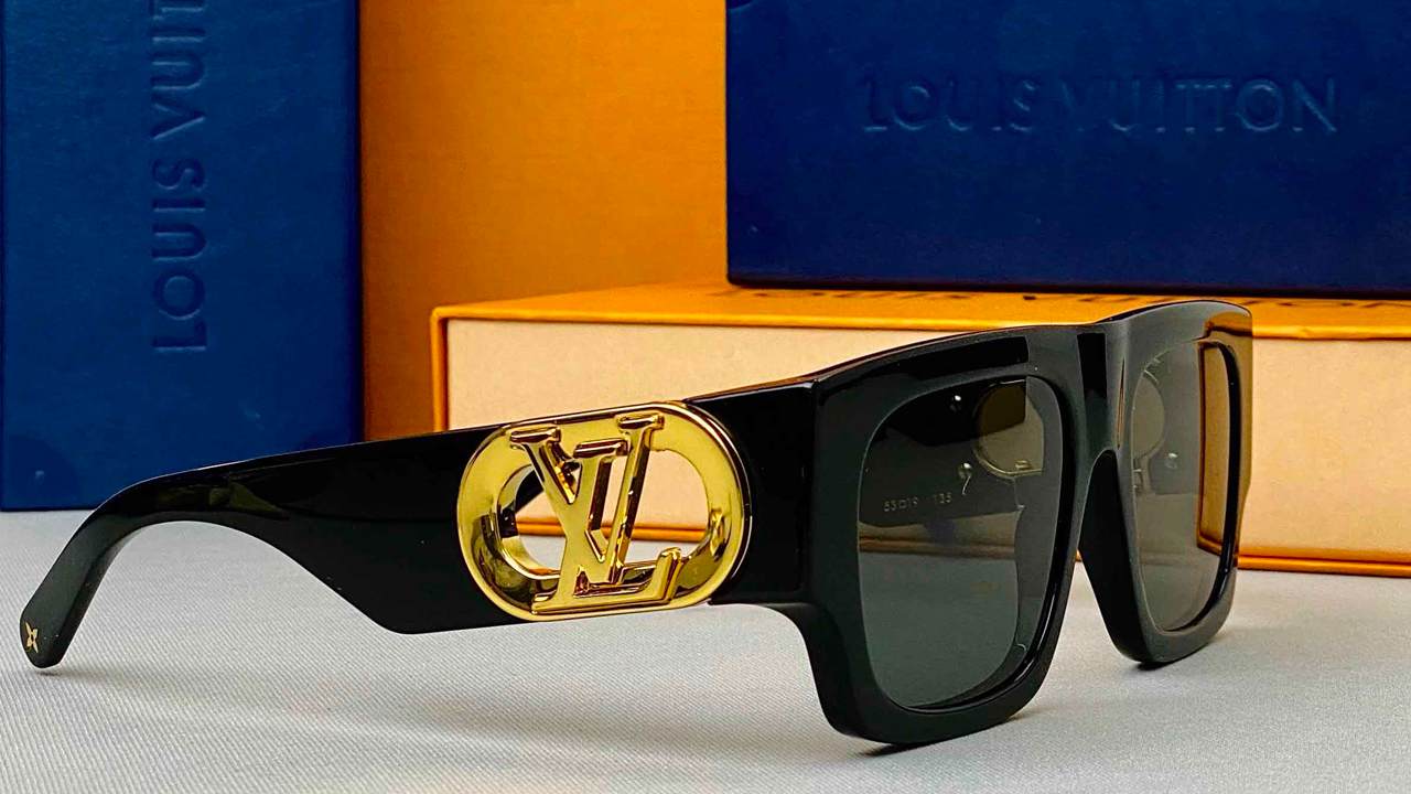 Óculos Louis Vuitton. Clique na imagem e confira mais acessórios essenciais para festivais de música!
