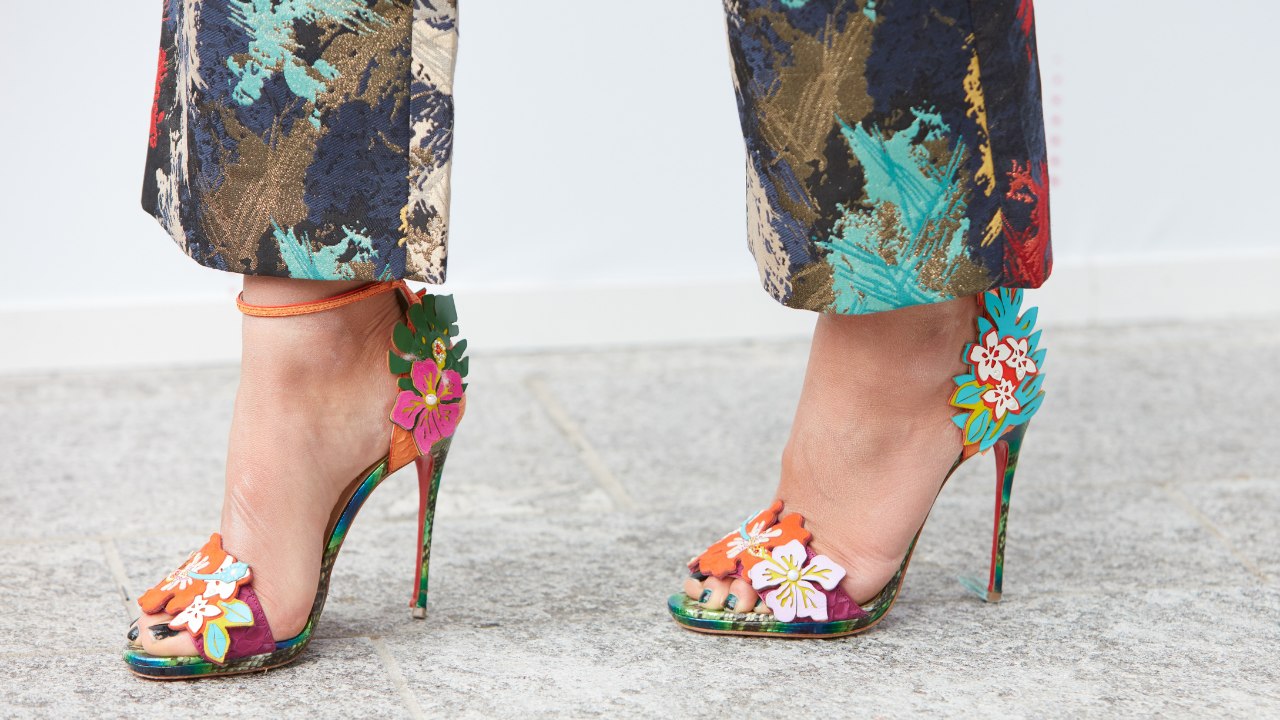 Chegou a primavera: Confira inspirações de looks floridos para usar!
