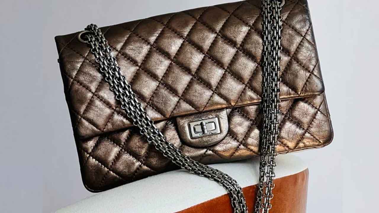A bolsa 2.55 foi a primeira bolsa flap da marca feita para ser usada no ombro. Clique na imagem e confira mais modelos da marca!