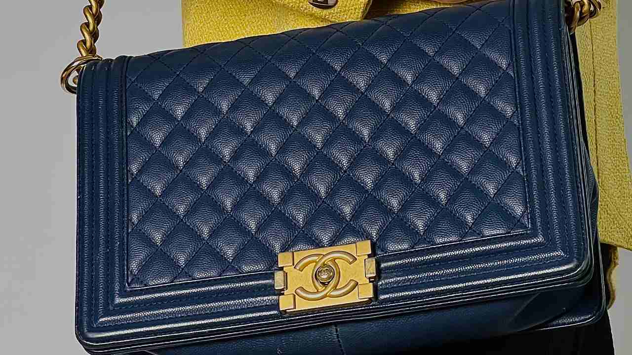Bolsa Chanel Boy. Clique na imagem e confira mais peças da marca!