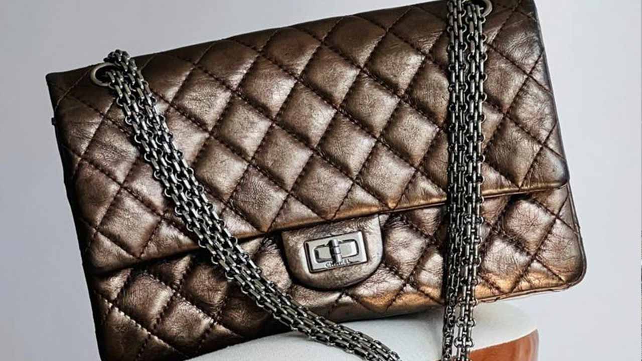 Bolsa Chanel Reissue. Clique na imagem e confira mais peças da marca!