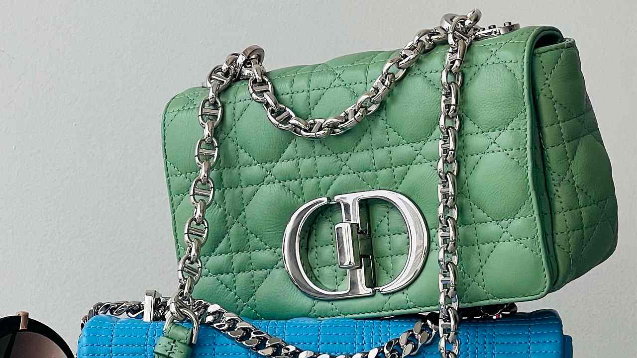Bolsa Dior Caro. Clique na imagem e confira mais peças best sellers de Agosto!