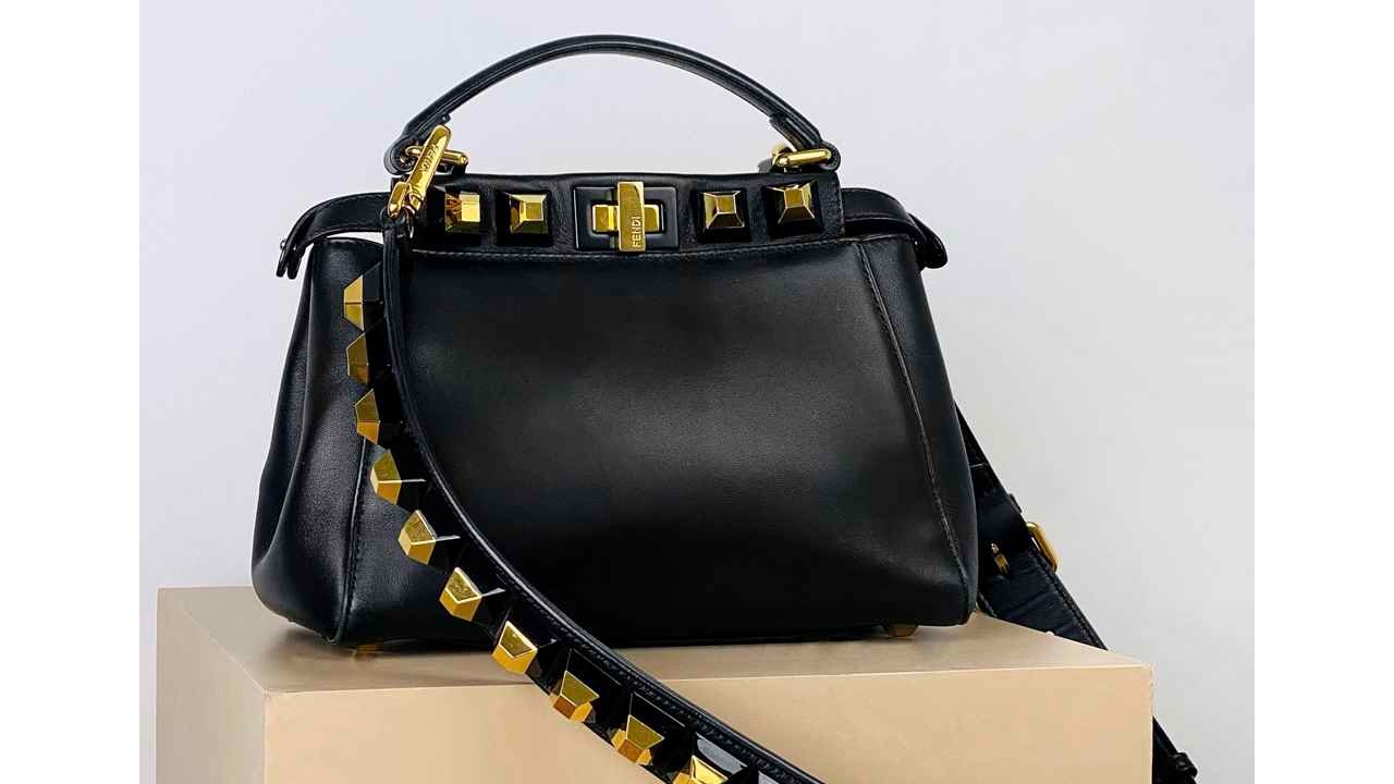 Bolsa Fendi Peekaboo. Clique na imagem e confira mais modelos de bolsas pretas que são clássicas!