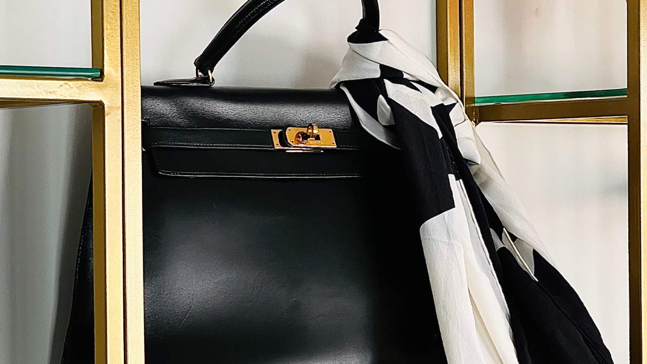 Bolsa Hermès Kelly. Clique na imagem e confira mais peças best sellers de Agosto!