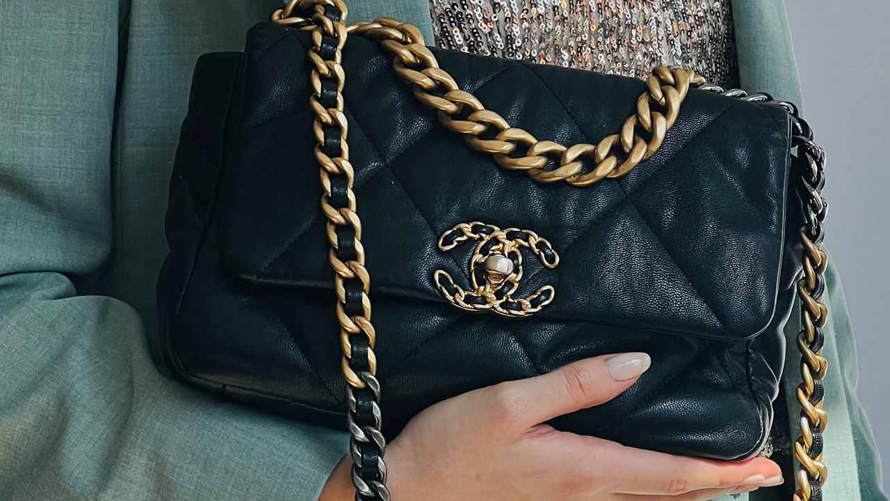 capa do post sobre curiosidades de bolsas flap chanel