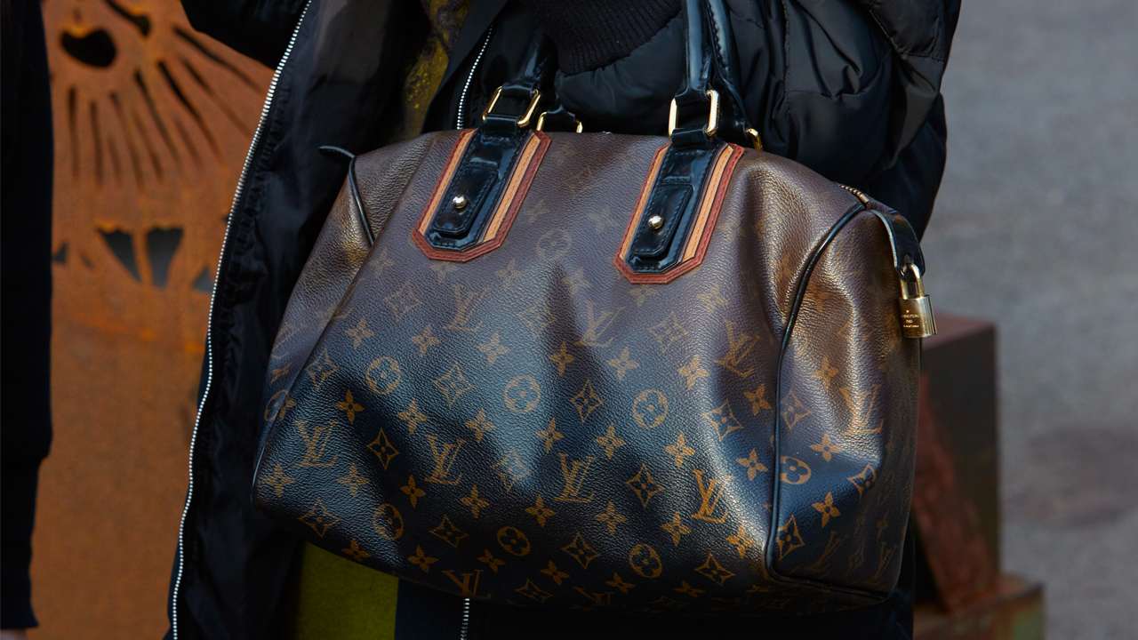 capa do post sobre peças monograma Louis Vuitton disponíveis no EÚ.