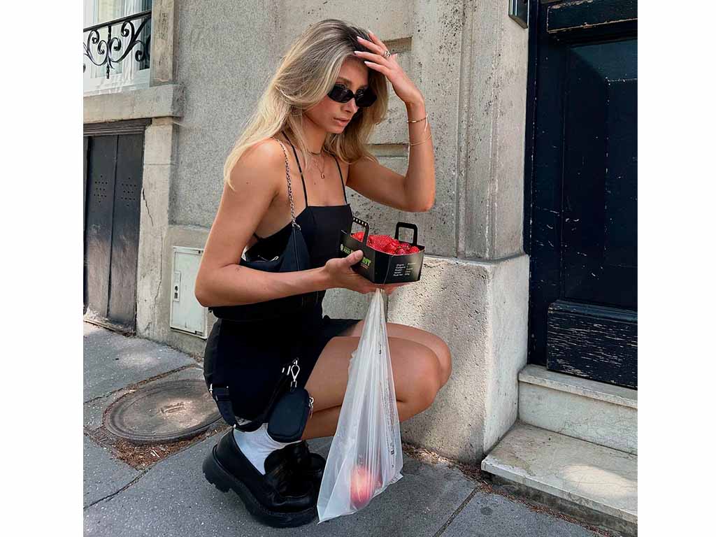 Vestido com mocassim com meia: a combinação da vez!