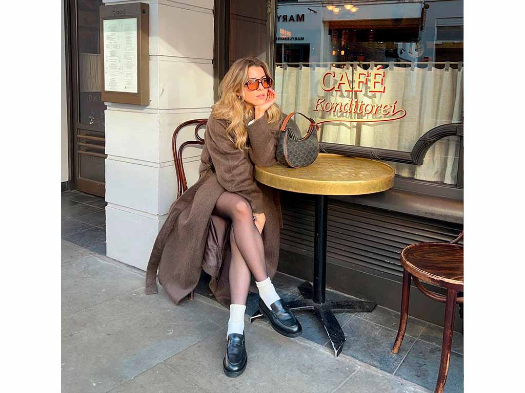Mocassim com meia-calça e com meia de algodão de cano curto por cima é a combinação mais chic da temporada.