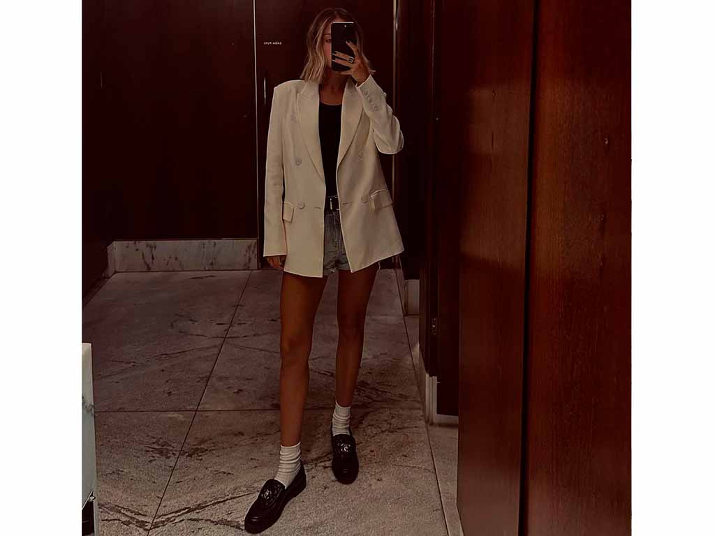 Shorts com mocassim chanel usado com meias brancas.