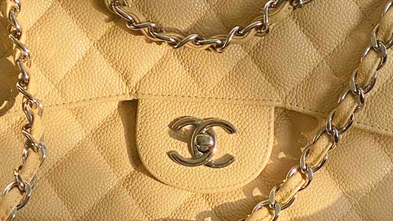 O icônico fecho de C duplo foi introduzido na Década de 80 por Karl Lagerfeld. Clique na imagem e confira mais modelos da marca! 