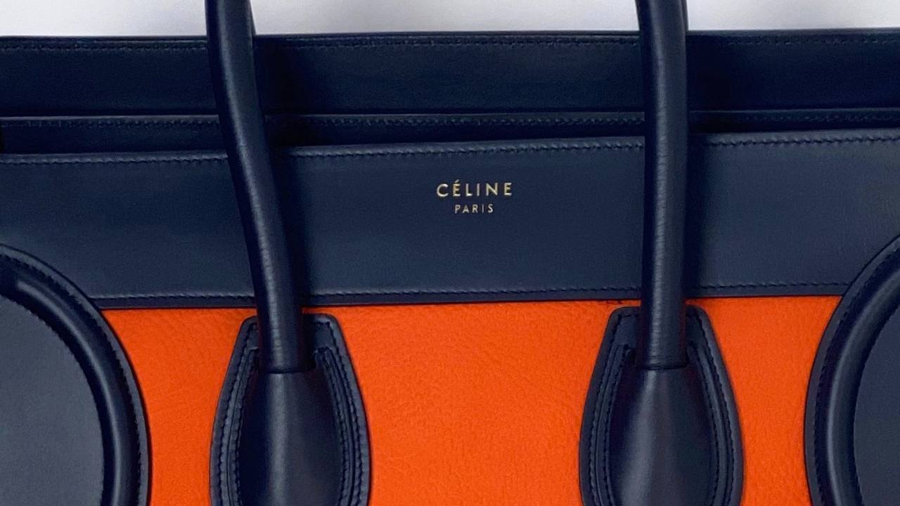 O nome da marca pode ser em Heat Stamping ou em relevo e deve estar centralizado. Clique na imagem e confira modelos de bolsa da marca!
