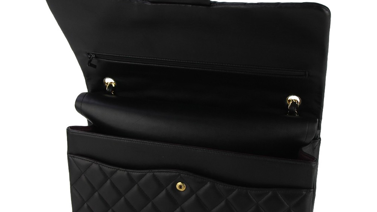 O bolso interno da bolsa flap era onde Chanel costumava guardar as cartas de amor que recebia de seu amado. Clique na imagem e confira mais modelos da marca! 