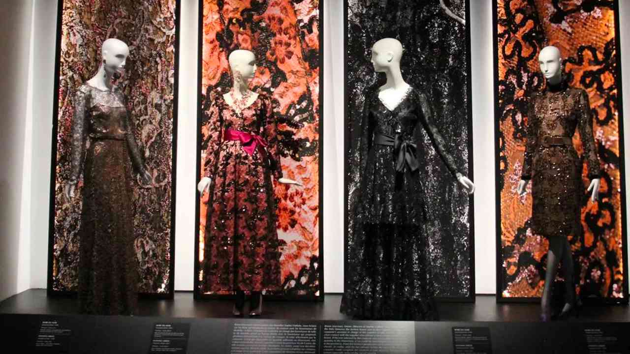 Exposição "Yves Saint Laurent: Transparencies". Clique na imagem e confira criações da marca! (Foto: Reprodução/Instagram @cite_dentelle_mode)