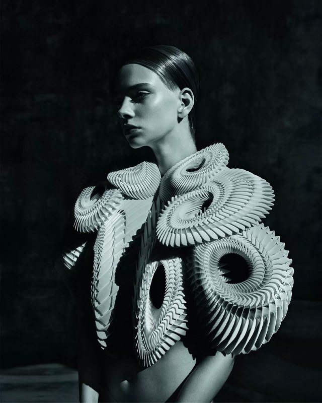 Exposição "Iris van Herpen. Sculpting the Senses". (Foto: Reprodução/Madparis.fr)