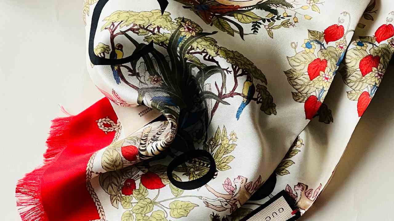 Lenço Gucci. Clique na imagem e confira peças similares!