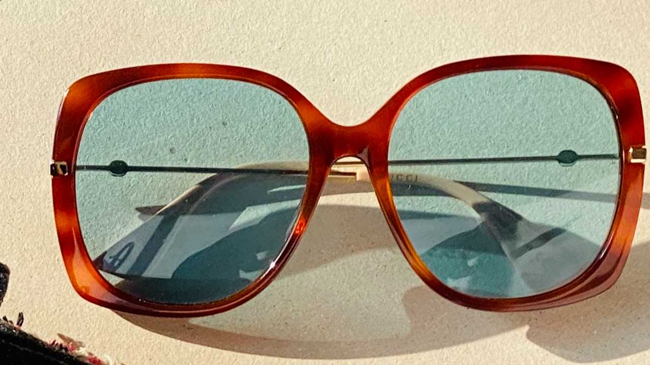 Óculos de sol Gucci. Clique na imagem e confira peças similares!