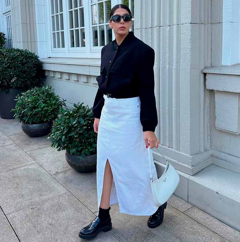 Mulher carregando Bolsa estilo Hobo Prada Cleo.