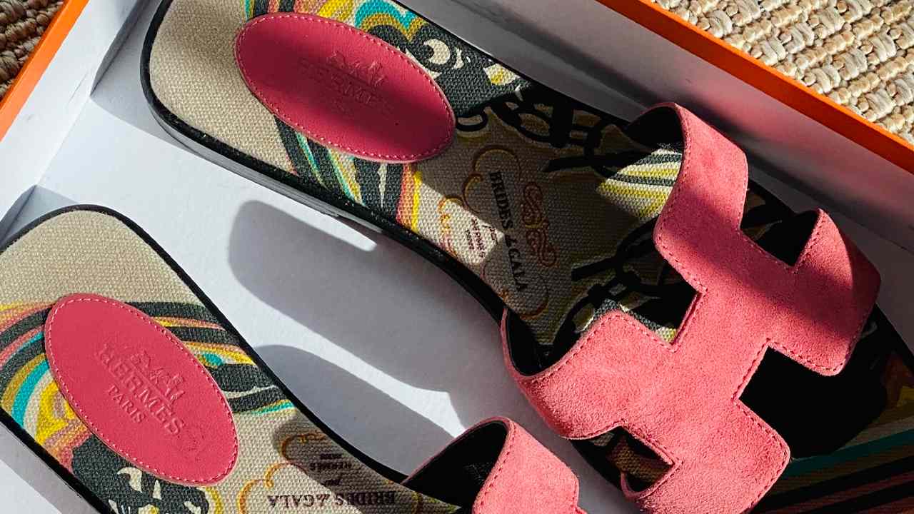 Rasteirinha Hermès. Clique na imagem e confira mais modelos de sapatos queridinhos!