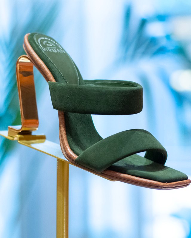 Rocking Mule de Alexandre Birman. Clique na imagem e confira mais modelos da marca! (Foto: Reprodução/O Resumo da Moda)