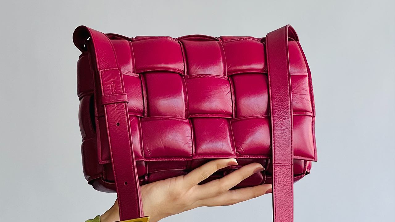 Bolsa Cassete Bottega Veneta. Clique na imagem e confira mais bolsas que foram destaque em Setembro!