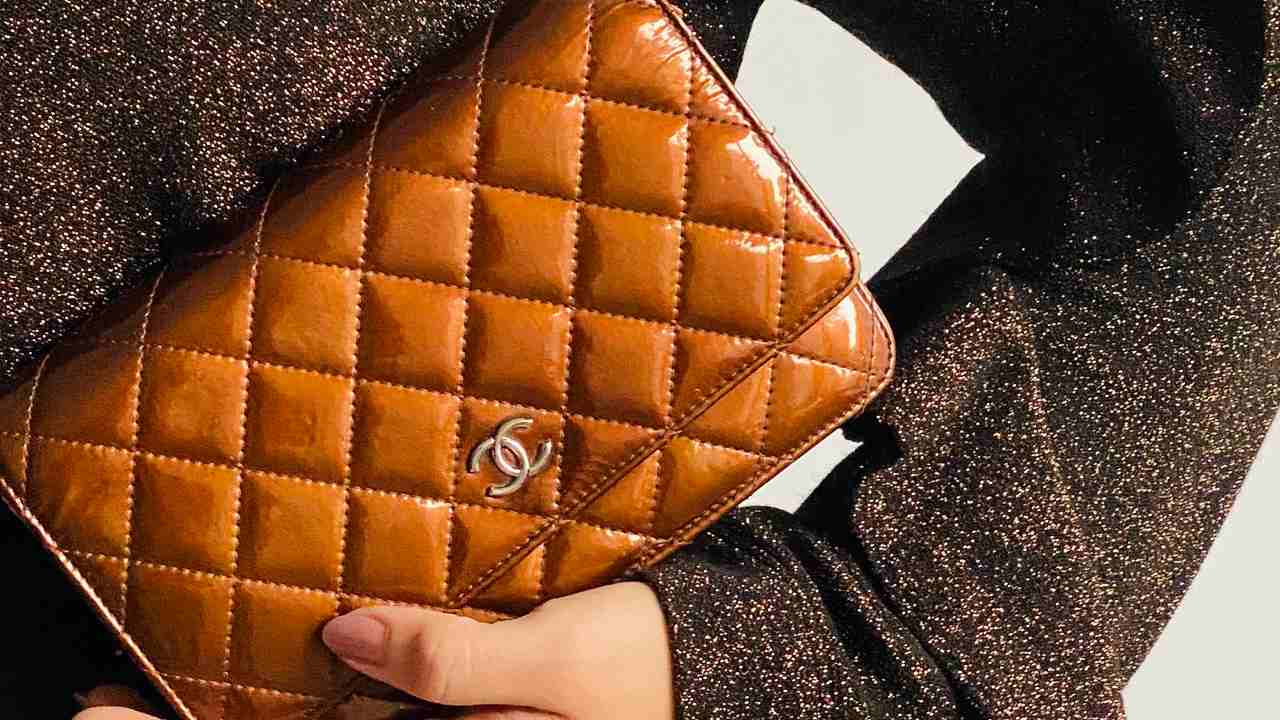 Bolsa Chanel WOC. Clique na imagem e confira mais modelos de bolsas Chanel para usar na transversal!