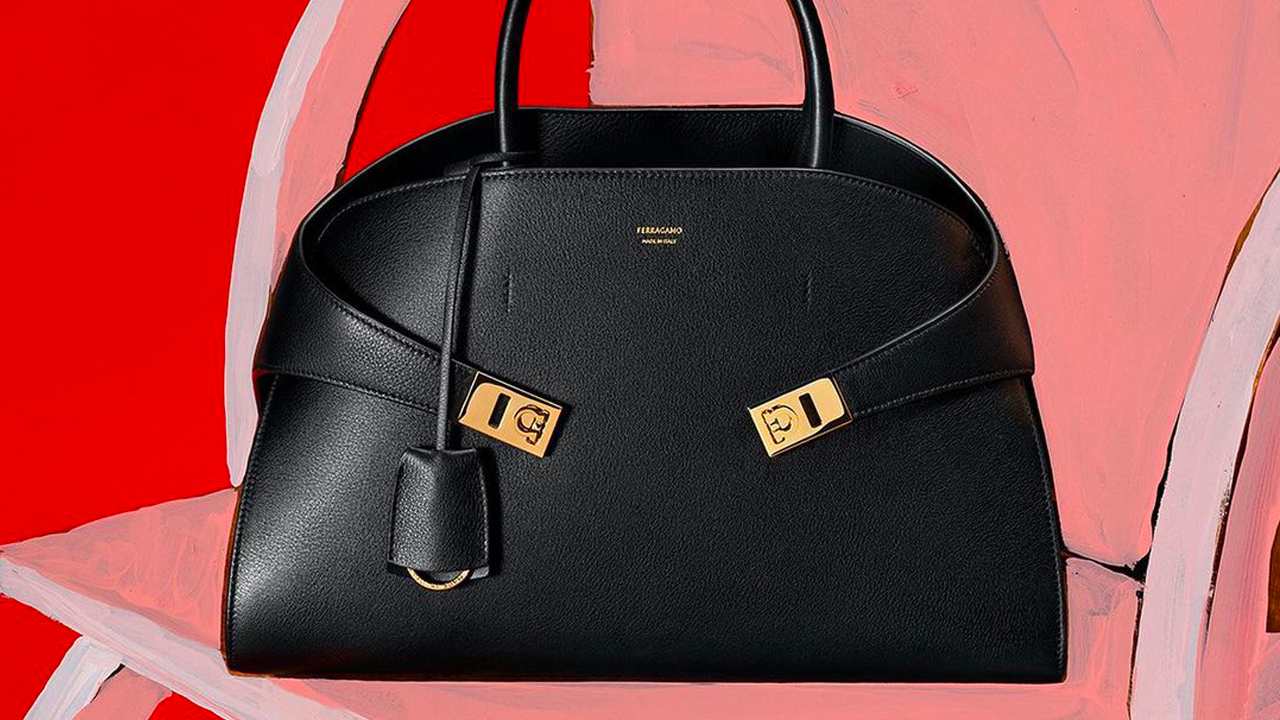 Bolsa Ferragamo Hug. Clique na imagem e confira mais modelos da marca! (Foto: Reprodução/Instagram @ferragamo)