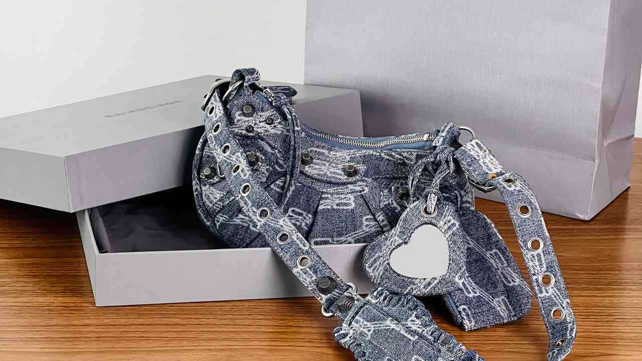 Bolsa Balenciaga Le Cagole. Clique na imagem e confira mais modelos!
