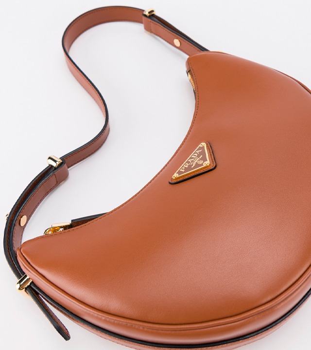 Bolsa Prada Arqué. Clique na imagem e confira mais modelos da marca! (Foto: Reprodução/Instagram @prada)