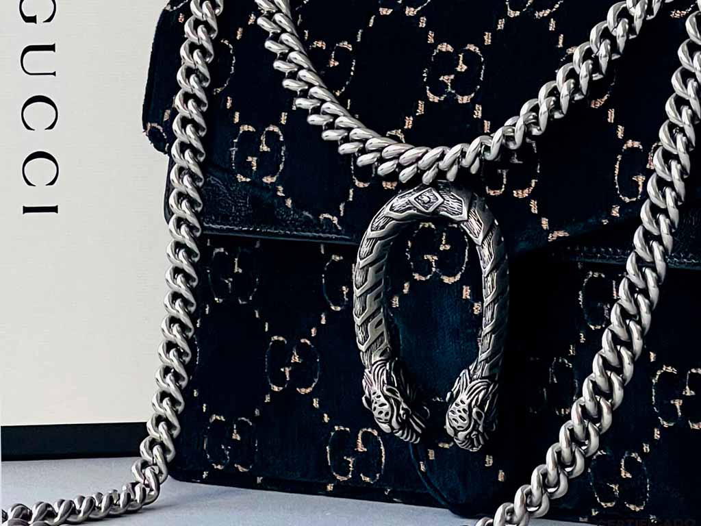 Bolsa com alça de corrente Gucci.