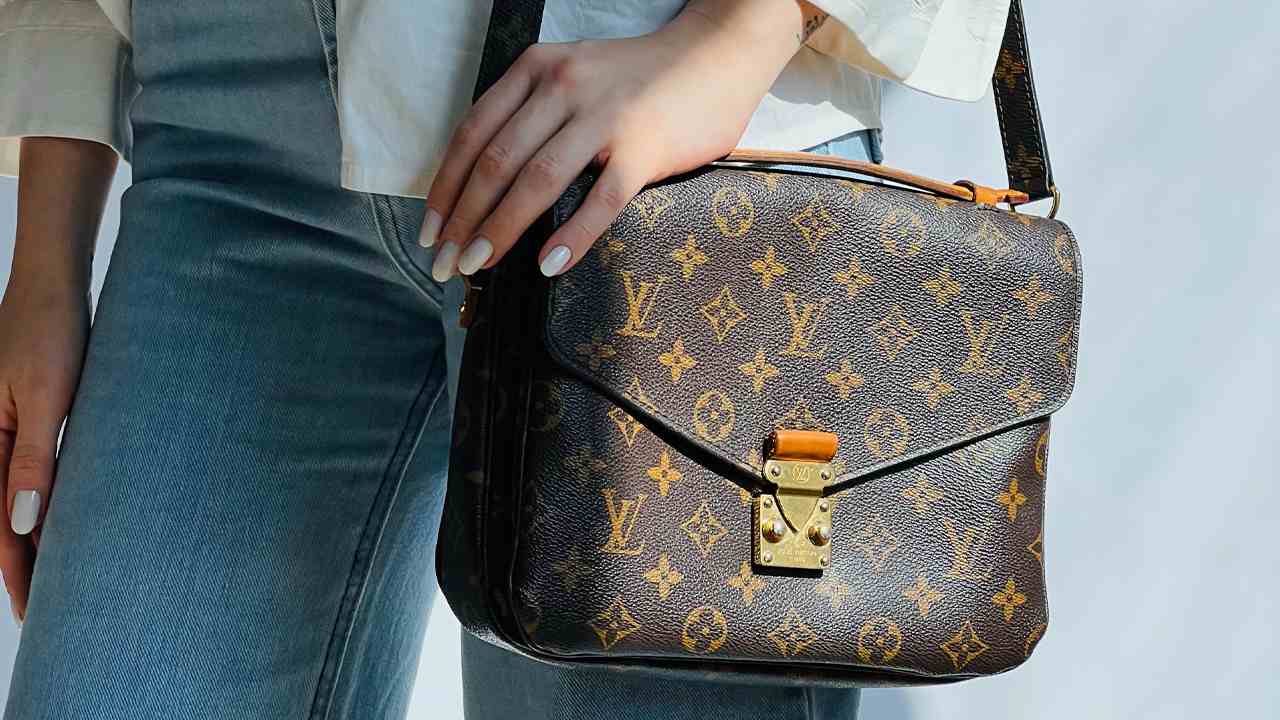 capa do post sobre bolsas de luxo com monograma para investir