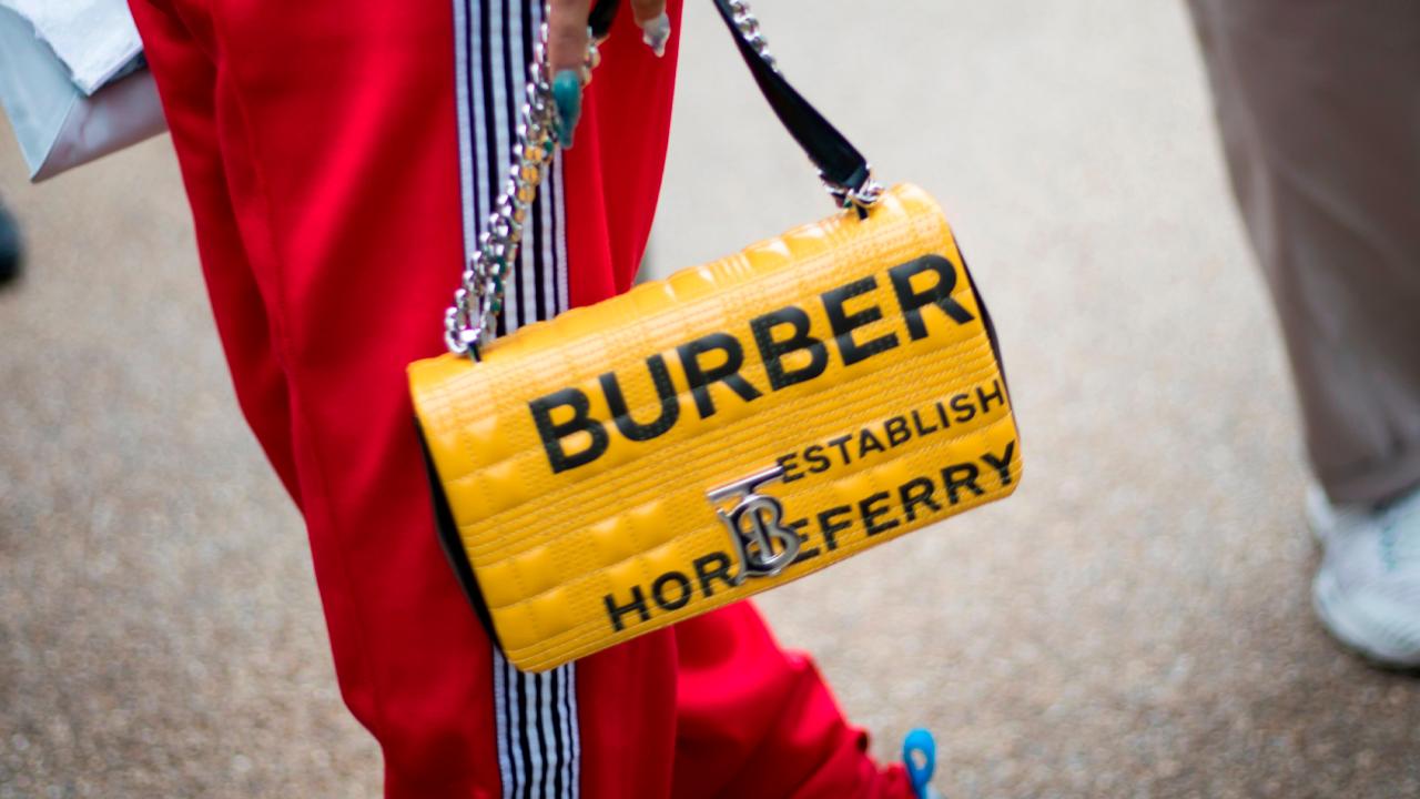 capa do post sobre parceria entre a burberry e a tricker's